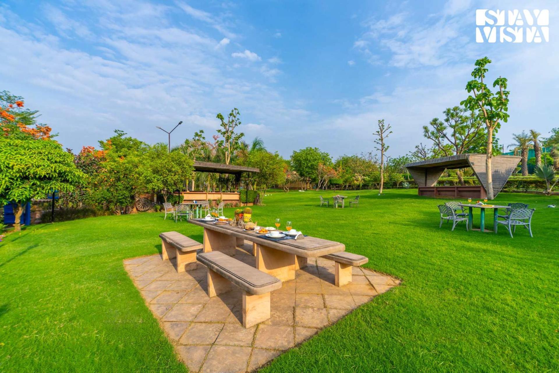 Stayvista At Maple Farms With Pool, Bbq & Bonfire Sohna 外观 照片